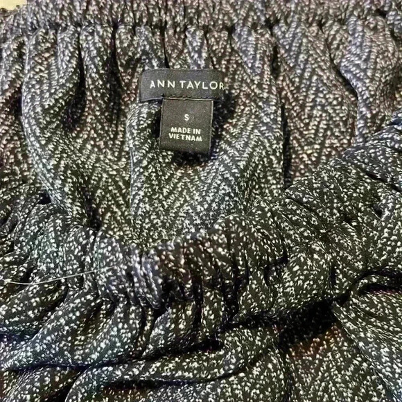 Ann Taylor herringbone, off the shoulder, 100% polyester shirt. Size small - Picture 3 of 6